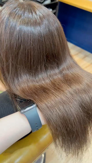 メルティショコラベージュ

ケアカラーにトリートメントで叶う艶カラー♡
 