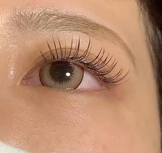 ブラウン系を2色MIXでカラコンの色とも相性抜群
愛されちゅるんな目元 