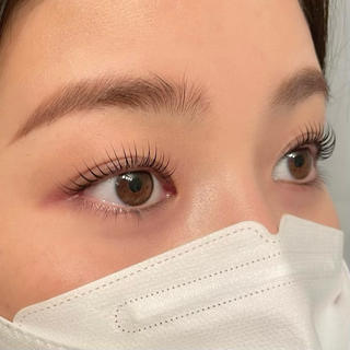 目頭から中央にかけてガッツリ立ち上げたストレート
目尻は少し奥行きをもたせて立ち上がりを緩やかに 