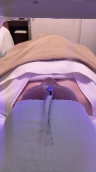 LEDスキンケア美容機器は、美肌施術に光
を使用します。フォトダイナミクスは冷光で
あり、光エネルギーを細胞内部エネルギーに伝達し、細胞の成長の
循環を加速し、繊維細胞を刺激してコラーゲン
タンパク質を生成することができます。
ニキビ肌、黄斑肌、アレルギー肌、しわ、
日焼け肌、けがや不快感を与えることは
ありません。
光トリートメント中痛みはなく、脈打つ光に
よって発せられる非常に弱い暖かさだけ
を感じるかもしれません。
これは循環が加速していることを示しています。
敏感肌の人は特定のポイントでより大きな刺激
を感じるかもしれませんが、ほとんどの人は
暖かさしか感じません。