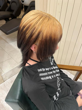 ウルフカットから伸ばしていく予定で毛先や毛量の質感だけ整えルーツカラーさせて頂きました^^

全体の根元が金で毛先が黒のデザインになっております！

ルーツカラーは毛先がダメージでブリーチできない方におすすめのカラーです^^

特殊カラーなども得意ですのでぜひ！私にお任せ下さい！ 