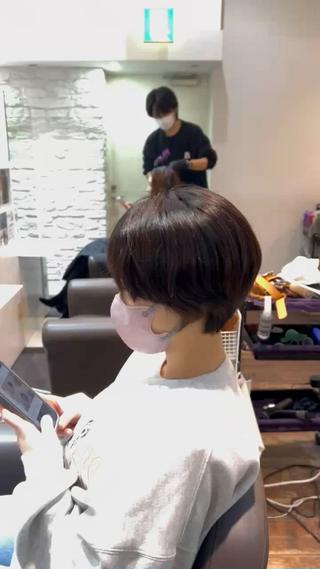 パーマを生かしたショートヘア 