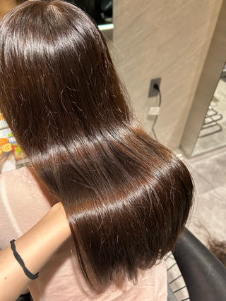 chocolate brown 
明るすぎず暗すぎすで大人気なカラーです️
バイカルテトリートメントもしてツヤツヤサラサラhairにしませんか！？
 