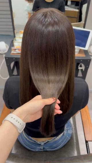 ホリスティックカラーで髪の毛の負担を最小限に
うるおいのある艶やかな髪に導きます 