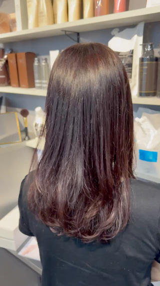 たっぷりレイヤーでふんわり柔らかく
白髪染めを使わずに白髪を染めています
ホリスティックカラーで自然な艶感もプラス♡
秋にぴったりのワインレッドカラー 