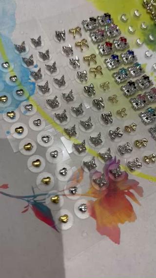 耳ツボジュエリーは豊富なデザインをご用意しております
シンプルなものから華やかなデザインまで、シーンやお好みに合わせてお選びいただけます。
「どれにしようかな」と選ぶ時間も楽しんでいただけるよう、丁寧にご提案いたします
お気に入りの一粒で、毎日に輝きをプラスしてみませんか？

#耳ツボジュエリー燕三条
#耳ツボジュエリー三条市
#耳ツボジュエリー燕市 