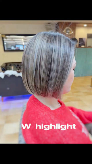 画像のスタイルはハイライトの筋感を強調した海外でも大人気の動きのあるデザインカラーです。（ベースのトーンは暗くします）ハイライトのトーンをさらに明るく透明感を出したい場合は＋7700円で（追いブリーチ、Wハイライト）にすることも可能です。 