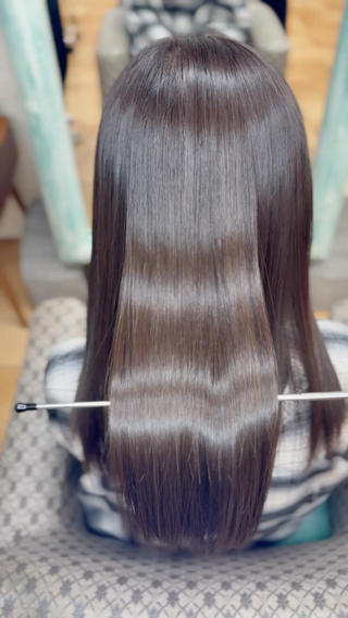 髪質改善トリートメントで髪の癖やうねり広がりを抑えることができます。♪
弱酸性美髪ストレートで土台をつくって髪質改善トリートメントをしてもより効果的です☆ 