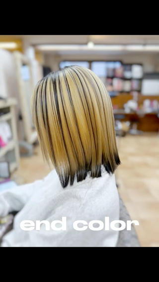 画像のメニューは【エンドカラー】という全体的にハイトーンにして毛先の最後【エンド】をグラデーションで暗くするデザインです。とくに若い世代に人気のオシャレな今風なデザインになっています。

クーポンの内容のお値段でできますが、画像のスタイルは2回ブリーチを必須となりますので追いブリーチ＋7700円になります。 