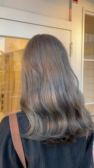 ロング カラー 山﨑 まなかのヘアスタイル