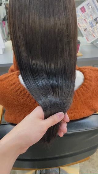 お客様スナップです
髪の毛を伸ばしてるお客様でしたので、全体的に毛先を整えてトーンダウしました
ウルトワトリートメントもしたので、ご覧の通りの艶感が出ております
ぜひ一度体験しにご来店ください 