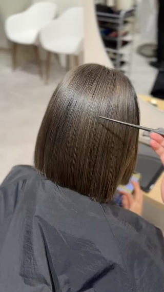 ボブ×グレージュ

縮毛矯正履歴からワンブリーチで行けるところまで
矯正をかけていても優しいブリーチでブリーチできます 