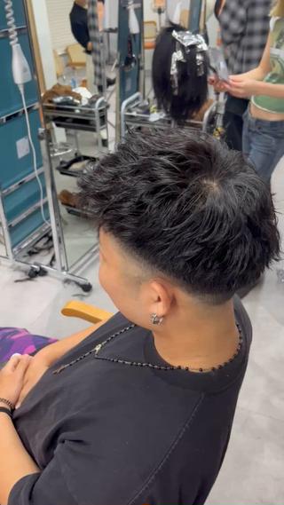 ツイストスパイラルパーマ
男らしさにお洒落感を加えた最強スタイル
前髪上げも下ろしもできる2Wayヘアです★ 