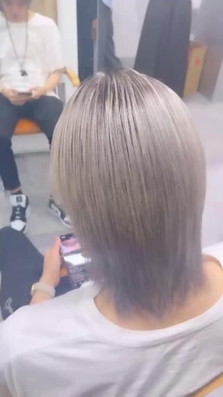 ブリーチ2回でできるシルバーグレー
派手さを抑えた発色に加え、色落ちも綺麗なので次のカラーも楽しめます 