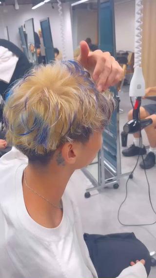 ブリーチを2回行いホワイトブロンドカラーを完成させた後、毛先に青と紫をランダムに入れたデザインカラー☆。.:＊・゜
他と被らない最強個性的カラー大好きですお任せ下さい 