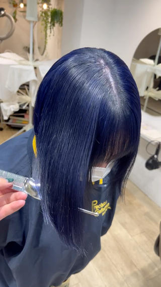 ネイビーブルー
色落ちでシルバーになります 