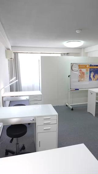 ネイルスクールFloraです。
ネイルスクールで学んでいる生徒の技術向上のため、練習モデル様を募集しています。
施術を現役ネイリスト兼講師がにチェック・サポートしながら行いますので、初めての方も安心してご利用いただけます。
デザインはシンプル系が中心となり、長さ出し・特殊アートは対象外です。
お時間に余裕をもってご来店いただける方、練習モデルの仕上がりにご理解いただける方のみご予約をお願いいたします。
ネイルに興味がある方、応援してくださる方のご協力をお待ちしておりあます。