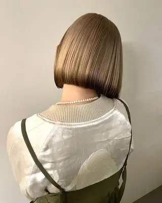 ショート カラー サキ🤍ハイトーン 🩰くびれ巻きヘアのヘアスタイル