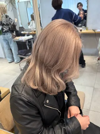 ミディアム カラー ミルクティー× グレージュMOMOのヘアスタイル