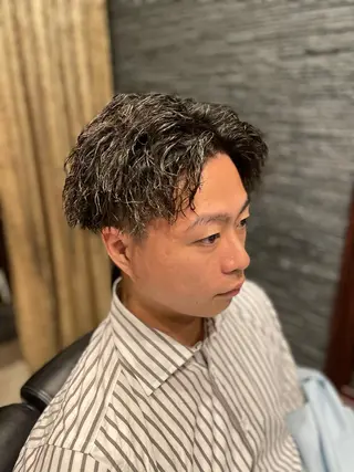 ミディアム パーマ メンズ プレミアムバーバー赤坂所属・野川 純麗のヘアスタイル