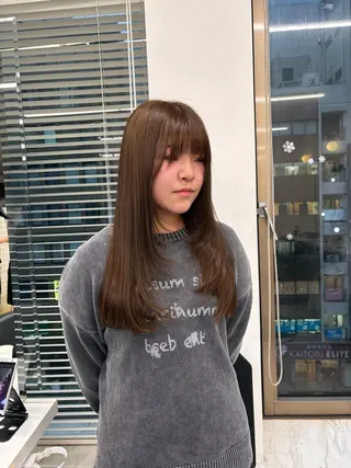 カラー ベージュ／ブラウン/ ナチュラルレイヤーのヘアスタイル