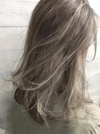 ミディアム コールネックスザサロン所属・白髪ぼかし×デザイン 🕊️🫧ホウジョウのヘアスタイル