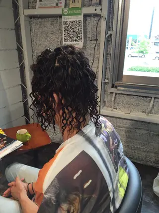 ミディアム パーマ メンズ カジワラ ヤスジのヘアスタイル