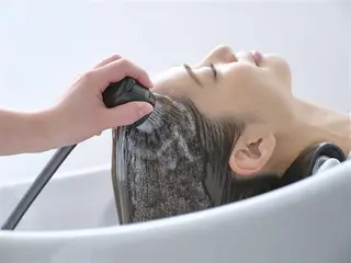 セミロング 髪質改善 suzukiのヘアスタイル