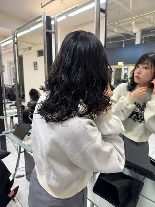 ミディアム パーマ 岡乃 麻衣のヘアスタイル