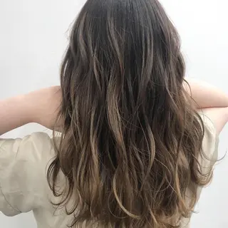 カラー 西口徒歩20秒　寒色 カラーミディアムヘアのヘアスタイル