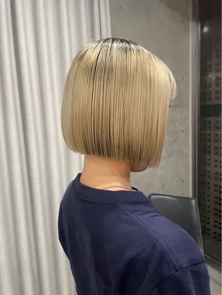 ミディアム カラー 曲がる縮毛矯正 センターパートのヘアスタイル