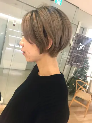 ショート カラー ブリーチ/レイヤー 🌻Mutsumiのヘアスタイル