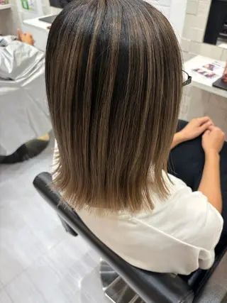 セミロング カラー 岡田 詠のヘアスタイル