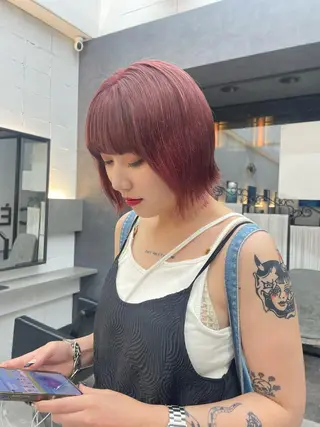 ショート カラー ヘアアレンジ 青髪特化🩵ブリーチ ハッシュカットのヘアスタイル