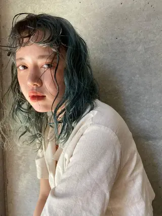 カラー セミロング パーマ 小田川 竜也のヘアスタイル