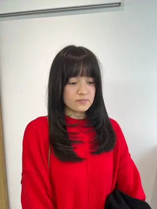 セミロング カラー 小森聖奈 韓国風レイヤーカットのヘアスタイル