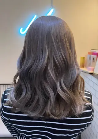 セミロング ハイトーンカラー 🦋yuri🦋のヘアスタイル