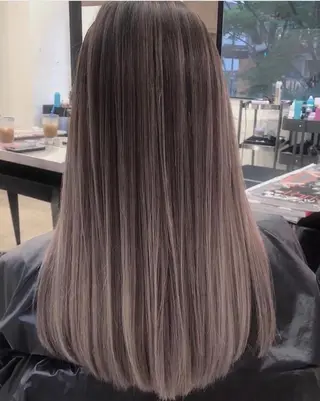 セミロング カラー イズ ミのヘアスタイル