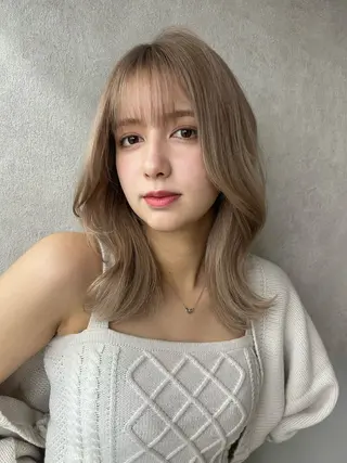 ミディアム カラー ヘアアレンジ fumika🎀 ベージュのヘアスタイル