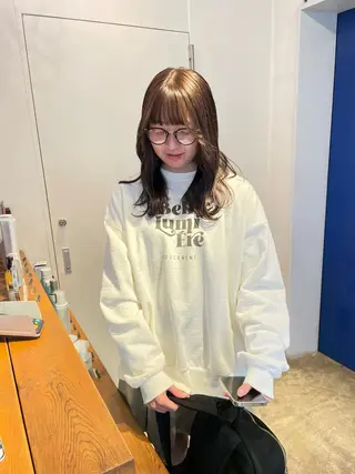 ミディアム カラー MIOベージュカラー 柔らかいカラーのヘアスタイル