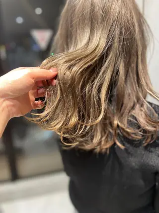 ミディアム カラー カジュアルを女っぽく 𝗮𝘆𝗮𝗰𝗼のヘアスタイル