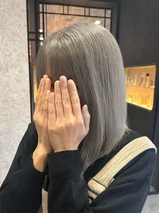 カラー earth ノノカ 柔らかベージュカラーのヘアスタイル