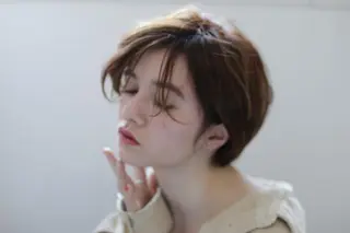 ショート カラー 鍵山 千秋のヘアスタイル