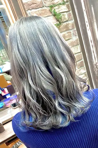 セミロング カラー Helm所属・久次米 智人のヘアスタイル