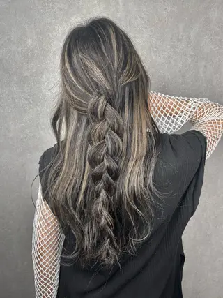 ロング カラー 井本翔太.髪質改善. ベージュ.グレージュのヘアスタイル