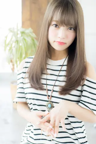 セミロング Soleriaソレリア所属・おしゃれ染めで白髪を 染める/山口玲緒奈のヘアスタイル