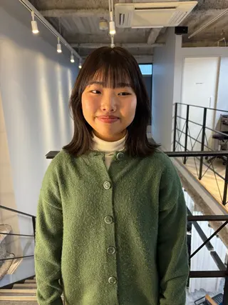 ミディアム yuri/オリーブ/ 暖色カラー/レイヤーのヘアスタイル