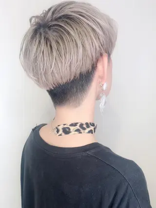 ショート カラー ウルフカット／吉村 桃子のヘアスタイル