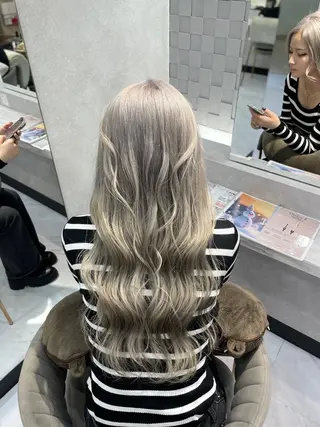 ロング GEM YURI ハイトーンカラーのヘアスタイル