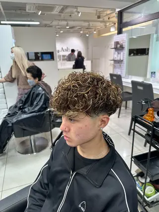 ショート カラー パーマ メンズ フェザーパーマ職人 🪶ryosukeのヘアスタイル